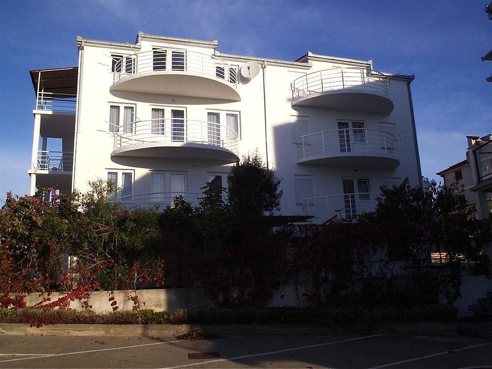 Hotel Papic Okrug Gornji Exterior foto